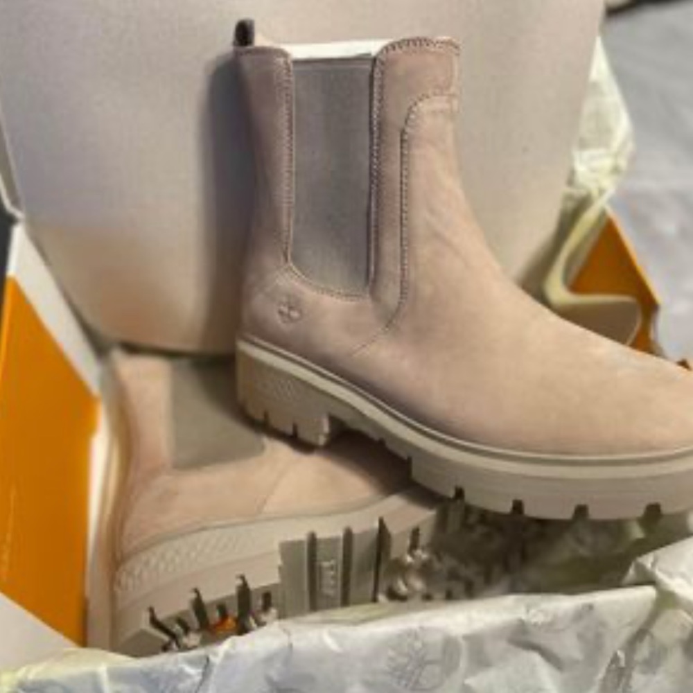 Brand New in box Timberland Women’s Cortina 1/4 boot in Lt Taupe Size 8